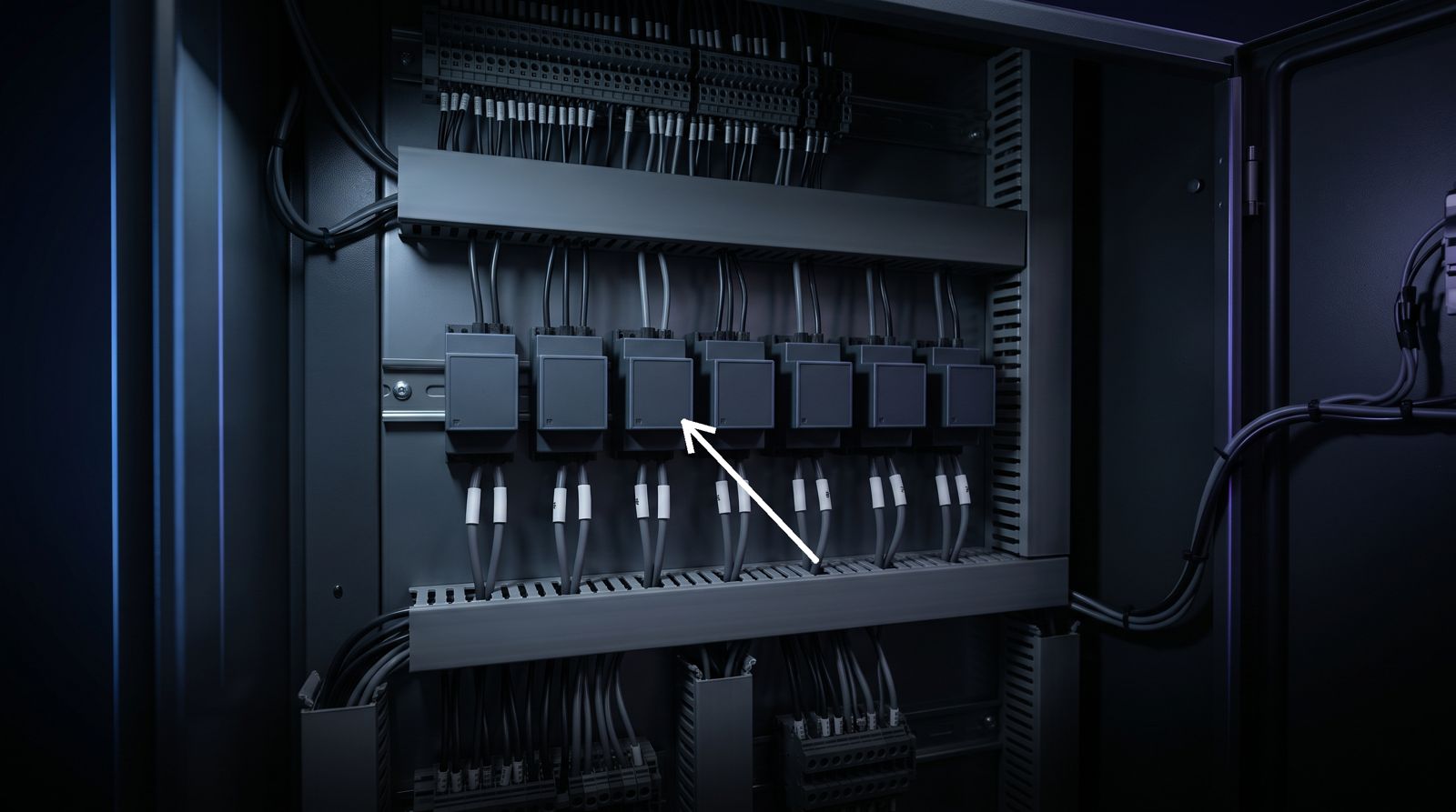 The technician's view with the expert's arrow on the right part
